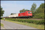 Die Rhein Cargo 185588-1 kam am 25.6.2019 um 9.43 Uhr mit einem Container Zug auf der Rollbahn in Hasbergen in Richtung Osnabrück vorbei.