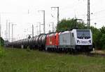 RHC 187 074-0 und 185 587-3 mit Kesselwaggons durch Anklam Höhe Kleingärten MPSB-Lokschuppen am 27.05.2020.