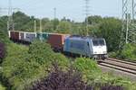 186 425-5 der RTB Cargo (ex Rurtalbahn) zieht ihren Containerzug auf der Bahnstrecke Oberhausen-West - Essen-Frintrop in Richtung Essen, 22.07.2017, 09:58 Uhr auf Höhe Centro Oberhausen.