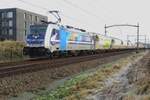 Es fangt leider am, dunkel zu werden wann RTB 186 297 mit der aus Wabern kommender Zuckerzug durch Tilburg-Reeshof fahrt am 22 December 2021.