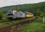 193 810-9 mit geschlossenen ARS-Autotransportwagen in Fahrtrichtung Süden. Aufgenommen am 12.05.2015 in Wernfeld.