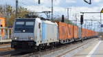 RTB CARGO GmbH, Düren [D] mit  E 186 271-3  [NVR-Nummer: 91 80 6186 271-3 D-Rpool] und Containerzug am 14.04.21 Durchfahrt Bf.