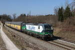 193 229 der  Rurtal-Bahn  mit einem Autozug aus München kommend am 25. März 2022 bei Grabenstätt im Chiemgau.