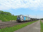 Graben Neudorf - 3. Mai 2022 : RTB Lok 193 810 mit einem leeren Autozug.