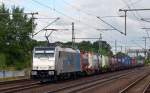 186 422 schleppte am 10.07.15 einen Containerzug durch Niederndodeleben Richtung Magdeburg.