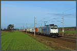 Mit einem Containerzug ist 186 422-2 der Rurtalbahn am 25.02.2017 bei Rodleben unterwegs.