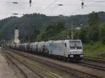 Die 185 674 am 13.08.2010 mit einem Kesselwagenzug bei der Durchfahrt in Wernstein.