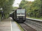 Mit einem langen Autozug am Haken fhrt 185 572-5 der Rurtalbahn am 13.08.2011 auf der KBS 480 durch Eilendorf.