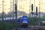 Die V206 von der Rurtalbahn steht in Aachen-West  mit einem Dacia-Autozug und wartet auf die Abfahrt nach Belgien bei Abendsonne.