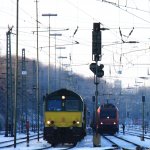 Die Class 66 V266/PB10 von der Rurtalbahn Cargo  fhrt mit einem sehr langen Autoleerzug mit viel Gas von Aachen-West nach Belgien und auf dem Nebengleis steht die 482 002-3 von der SBB Cargo mit