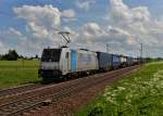 185 684 mit einem Containerzug am 21.05.2013 bei Plattling.