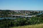 185 639-2 von Rurtalbahn zieht am 16.August 2013 einen ARS Altmannzug ber die Mainbrcke in Kitzingen Richutng Nrnberg.