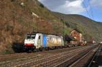 Railpool 186 107  R2X Wir schaffen Verbindungen...  ist für RTB Cargo mit einem KLV-Zug am 25.03.14 auf der rechten Rheinstrecke im Bahnhof Kaub in Richtung Norden unterwegs.