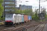 186 107 fuhr am 15.4.14 mit einem Containerzug durch Düsseldorf-Rath.