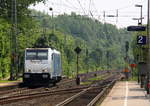 186 422-2 von der Rurtalbahn kommt als Lokzug aus Aachen-West(D) nach Krefeld-Hbf und kommt aus Richtung Aachen-Hbf,Aachen-Schanz,Aachen-West,Laurensberg,Richterich,Kohlscheid,Herzogenrath,Hofstadt,Finkenrath,Rimburg,Übach-Palenberg,Zweibrüggen,Frelenberg,Geilenkirchen,Süggerath und fährt durch Lindern in  fährt durch Lindern in Richtung Brachelen,Hückelhoven-Baal,Baal,Erkelenz,Herrath,Beckrath,Wickrath,Rheydt-Hbf,Mönchengladbach-Hbf. 
Aufgenommen von Bahnsteig 2 in Kohlscheid. 
Bei Sommerwetter am Nachmittag vom 23.5.2017. 