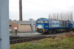 30.11.2008 Diese Vossloh-Diesellok der Rurtalbahn fhrt gerade durch den Bahnhof von Boisheim mit ihrem Gterzug in Richtung Viersen.