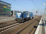 209 005-8 der Rurtalbahn fhrt mit einer unbekannten Lok durch Bielefeld. Aufgenommen am 21.02.2011.