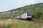 185 687-1 (Railpool / Rurtalbahn Cargo) fhrt am 25. Juli 2012 um 16:15 Uhr mit einem Gterzug durch Thngersheim