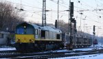 Die Class 66 V266/PB10 von der Rurtalbahn Cargo fhrt mit viel Gas mit einem sehr langen Autoleerzug von Aachen-West nach Belgien und auf dem Nebengleis steht die 482 002-3 von der SBB Cargo mit einem Containerzug und wartet auf die Abfahrt nach Kln und weiter nach Gallarate(I) bei schner Wintersonne und Schnee am 8.12.2012.