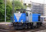 V104  Sally  von der Rurtalbahn rangiert in Aachen-West.
Aufgenommen vom Bahnsteig in Aachen-West bei Sonne und Gewitterwolken am Nachmittag vom 25.4.2014. 