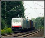 185 639 fährt mit 186 110 (beide angehörig der Rurtalbahn) und einem Containerzug über die Güterumgehungsbahn von Hannover Richtung Lehrte. 
Aufgenommen an der Kanalbrücke von Anderten Misburg am 26.8.14.
