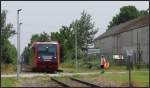 Sonntagsverkehr auf der Bördebahn bei Bubenheim. Ein Streckenposten sichtert den Bahnübergang ab während der Regio Shuttle der Rurtalbahn sich in Bewegung setzt.Eine Momentaufnahme vom 05.Juli 2015.