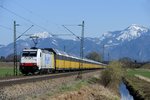 Ebenfalls umgeleitet wurde dieser Autotransportzug der Firma Altmann. Der 185 637 der Ruhrtalbahn konnte mit dem eindrucksvollen Zug, bestehend aus neuen Wagen der Gattung Hccrrs, bei Bernau mit dem noch schneebedeckten Hochfelln im Hintergrund abgelichtet werden. Zugnummer war übrigens SGAG 47388 (29. März 2014).