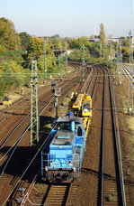 Am 28. Oktober 2005 konnte ich im Bereich des Kölner Mediaparks diese DH 1004 der Rurtalbahn mit einem Kran ablichten.
Man beachte das die Lok noch das alte Unternehmensdesign trägt.
