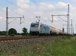 185 621-0 mit Kesselwagenzug in Fahrtrichtung Wunstorf.