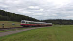 Die beiden SAB Triebwagen 626 129 und 626 413 erreichen in Kürze mit ihrem Fahrradwagen den Bahnhof Engstingen.