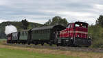 V50 001 der Schwäbischen-Alb-Bahn dieselt am 03.10.2021 von Engstingen nach Münsingen und wird hier in Kürze Kohlstetten erreichen.