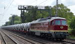 Salzland Rail Service GmbH, Bernburg (Saale) mit ihrer  132 068-8  (NVR:  92 80 1232 068-7 D-SLRS )  und einem Zug mit Containertragwagen (Gattung Sggrrs) mit abnehmbaren sogenannten SurfaceWaterTank