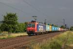 482 016 mit einem Containerzug am 30.06.2012 bei Thüngersheim.