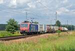482 008 der SBB Cargo schleppte am 01.08.21 den Bertschi-Containerzug von Ruhland nach Ludwigshafen durch Radis.