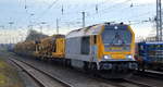 SGL Schienen-Güter-Logistik GmbH mit ihrer Voith Maxima 40CC  V500.17  (NVR:  92 80 1264 010-0 D-SGL ) und einigen P&T MFS Materialförder- und Silowagen der DB Bahnbau Gruppe am 17.12.20