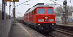 Martin Schlünß Eisenbahnlogistik, Wankendorf mit ihrer  234 242-6  (NVR:  92 80 1234 242-6 D-SEL ) und einigen Drehgestell-Flachwagen am 08.03.23 Durchfahrt Bahnhof Berlin