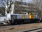 Die Diesellokomotive DE18 zieht einen Bauzug durch Wuppertal-Unterbarmen. (März 2021)