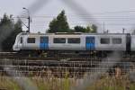 Britische Class 700 , Desiro City von Siemens in Krefeld gebaut.
Sie sollen im Großraum London vom Betreiber  Govia Thameslink Railway  GTR eingesetzt werden. Aufnahme des 700 106  am 8.8.2015, Siemens PCW durch den Zaun