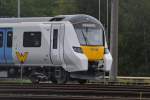 Britische Class 700 , Desiro City von Siemens in Krefeld gebaut.
Sie sollen im Großraum London vom Betreiber  Govia Thameslink Railway  GTR eingesetzt werden. Aufnahme des 700 108  am 8.8.2015, Siemens PCW durch den Zaun