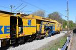 Spitzke Die Gleispower Plasser und Theurer Unimat 09-4x4/4S Stopfmaschine am 11.04.20 auf einer Gleisbaustelle in Maintal Ost von einen Parkplatz aus fotografiert 