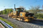 Spitzke Die Gleispower Plasser und Theurer SSP 110 SW Schotterprofiliermaschine am 11.04.20 auf einer Gleisbaustelle in Maintal Ost von einen Parkplatz aus fotografiert 