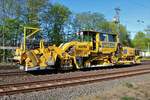 Spitzke Die Gleispower Plasser und Theurer SSP 110 SW Schotterprofiliermaschine am 11.04.20 auf einer Gleisbaustelle in Maintal Ost von einen Parkplatz aus fotografiert 