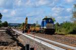 Am 13.10.2012 wartet V100-SP-003 (ex. BR 202 677-1) in Grabowhfe vor ihrem Bauzug, auf welchen gerade alte Schwellen der Strecke Neustrelitz - Rostock verladen werden. Wenn die Verladung abgeschlossen ist, wird sie diesen in Richtung Waren (Mritz) bringen. 