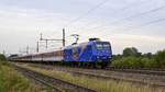 SRI Rail Invest 145 088 ''Sächsisches Eisenbahnmuseum'', vermietet an Lok-Partner, mit Euro-Express-Sonderzug in Richtung Osnabrück (bei Diepholz, 30.09.18).