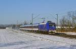 Am sonnigen 18.01.2024 befördert die SRI-145 087-3 die RB 37 bei Kaarst Broicherseite von Krefeld nach Neuss