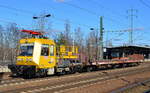 Ein GAF 100R/H für Oberleitungsarbeiten der Fa. STRABAG mit einer TRANSWAGGON Wageneinheit Flachwagen am Haken am 05.02.20 Durchfahrt Bf. Flughafen Berlin Schönefeld.