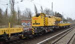 STRABAG Rail GmbH mit einem GOTTWALD Gleisbauschienenkran GS 80.08 TT (99 80 9419 004-3 D-BRS) + Schutzwagen am Haken von  203 012-0  am 04.04.22 Berlin Buch.