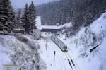 Hier hat eine Doppeltraktion gebildet aus RegioShuttles (RS1) der Sd-Thringen-Bahn (STB) Einfahrt in den Bahnhof Oberhof. Der Zug hat soeben den Brandleitetunnel verlassen.