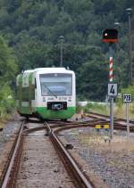 23.7.2013 Rauenstein. Die Sd-Thringen-Bahn Richtung Sonneberg berfhrt soeben die Einfahr-Rckfallweiche