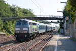 218 468 schiebt Leerwagenüberführung am 30.07.2022 durch Stuttgart-Sommerrain. 